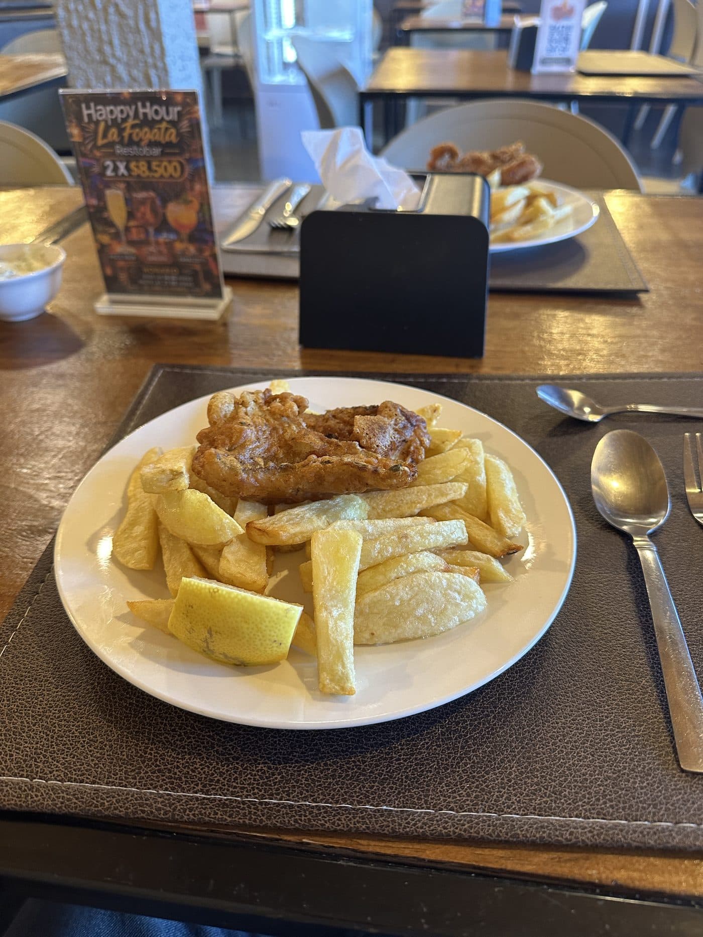 Merluza frita crujiente con papas fritas. 🐟🍟